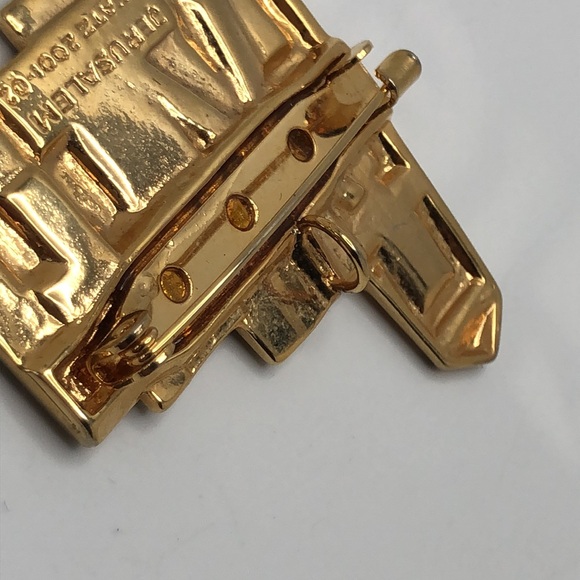 Torah Orah Torah is Light
2001-02 M. Katz Israel Gold Tone Pin/Pendant Jerusalem - Picture 4 of 4